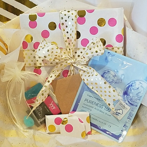 Poshmark Compliant Makeup, Fashion and Style - Picture 8 of 8